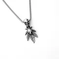 Collier pendentif crâne et feuille gothique vintage en acier inoxydable fini argent - Feuille de Squelette + Chaîne en Acier Inoxydable