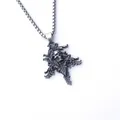 Collier avec pendentif crâne gothique en acier inoxydable argenté vieilli sur fond blanc - Crâne de Rose + Chaîne en Acier Inoxydable