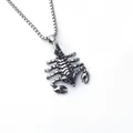 Macro d'un pendentif scorpion gothique avec finition noire sur une chaîne en acier - Scorpion + Chaîne en Acier Inoxydable