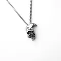 Detailansicht des silbernen Totenkopf-Anhängers im Punk-Stil mit Box-Halskette - Mit Edelstahlkette / Halber Totenkopf