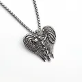 Collar gótico de corazón con alas y colgante de cruz con calavera en plata vieja - Monstruo Alado / Plateado