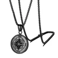 Détail du pendentif boussole vintage en acier noir mat avec gravures géographiques fines - Boussole Noire avec Chaîne Galvanisée