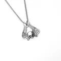 Détail macro du pendentif crâne ailé gothique sur une chaîne à maillons classique - Aile + Chaîne en Acier Inoxydable