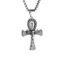 Primer plano detallado del colgante cruz Ankh de acero inoxidable con grabados egipcios - Cadena Anka De Plata Y Acero