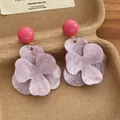 Französische Vintage-Blumenohrringe mit rosa Steckern und marmorierten Blütenblättern - Hellviolett (E206)