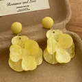 Französische Vintage-Blumenohrringe in Gelb mit Marmortextur-Blütenblättern in Box - Hellgelb (E206)