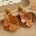 Nahaufnahme gelber und bernsteinfarbener Blumenohrringe in einer Vintage-Geschenkbox - Khaki (E206)