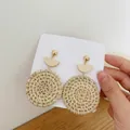 Orecchini bohémien a cerchio grande in rattan con bottone dorato su cartoncino - Stile Rattan Geometrico (B30)
