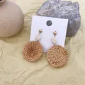 Minimalistische Rattanhänger mit Holzperlen und Goldsteckern im Retro-Stil - Durchmesser 4,1cm / Dunkelbraun