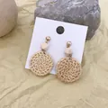 Minimalistische Rattangeflecht-Ohrringe mit geometrischen Holzperlen im Natur-Stil - Durchmesser 3.2cm / Hellbeige
