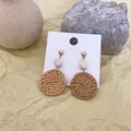 Minimalistische Rattan-Ohrringe mit Goldsteckern und Holzperlen auf Kunsthintergrund - Durchmesser 3.2cm / Dunkelbraun