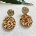 Detail van bohemien rotan oorbellen met dubbele ronde geweven houttexturen - Kleurblok
