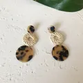 Bohemian rattan and leopard print resin earrings with round geometric shapes on white stone - Long Dark and Light Leopard