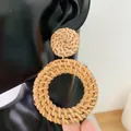 Handgemaakte rotan hangoorbellen in houtkleur voor een bohemian strandvakantie stijl - Opengewerkt Natuurlijk