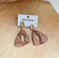 Pendientes de madera asimétricos con detalles metálicos dorados y diseño de concha - Concha Triángulo Asimétrico
