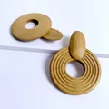 Übergroße geometrische runde Holzohrringe mit natürlicher Holzmaserung und Metallsteckern - Braun