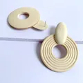 Auffällige geometrische Holzohrringe mit konzentrischen Kreistexturen für Damen - Naturholzfarbe