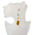 Primer plano detallado de pendientes largos de resina y madera con cuentas de colores - Patchwork Verde Naranja Amarillo (Pendientes Madera Estilo 9)
