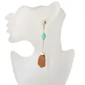 Primer plano de pendientes largos con cuentas verde menta y colgantes de madera marrón - Patchwork Verde Amarillo Marrón (Pendientes Madera Estilo 8)