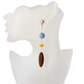 Detalle de pendientes largos con cuentas de resina azules, amarillas y marrones en cadena - Borla Azul Amarillo Marrón (Pendientes Madera Estilo 7)