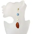 Vista detallada de pendientes largos con borlas y cuentas de madera azules, crema y café - Patchwork Azul Blanco Marrón (Pendientes Madera Estilo 4)