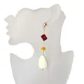 Detalle de pendientes largos de resina geométrica con cuentas de colores en un maniquí - Estilo Patchwork Rojo Blanco (Pendientes Madera Estilo 3)