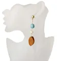 Detalle de pendientes largos bohemios con colgante de madera en silueta de maniquí - Estilo Patchwork Azul Marrón (Pendientes Madera Estilo 2)