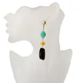 Detalle de pendientes largos geométricos con cuentas de resina turquesa y negra en modelo - Estilo Patchwork Negro Verde (Pendientes Madera Estilo 1)