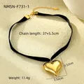 Primer plano del colgante corazón dorado 3D con cordón negro y cierre ajustable - Gargantilla de Tela Negra con Corazón Dorado (NMSN-F731-1)