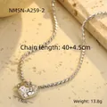 Primer plano de collar en acero inoxidable con colgante de corazón de textura martillada - Estilo Corazón Martillado de Cuerda Trenzada Plateada (NMSN-A259-2)