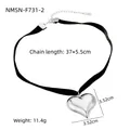 Detalle de gargantilla de terciopelo negro con colgante de corazón pulido y cierre - Gargantilla de Terciopelo Negro con Corazón Plateado (NMSN-F731-2)