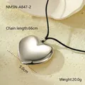 Detalle de colgante de corazón plateado con cadena de 66cm y medidas de 5,0cm de ancho - Estilo Corazón Pulido Plateado Grande (NMSN-A847-2)
