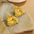 Vista detallada de pendientes plisados dorados en abanico con 3,7 cm de largo y metal - Estilo Concha de Pliegues Radiales (NMSE-H547-2)