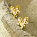 Pendientes de corazón en 3D con acabado dorado y detalles de perlas blancas - Pendientes de Perlas Corazón Dorado (NMSE-A732-2)