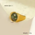 Detailopname van een 1,2 cm groene natuursteen op een vergulde stalen ring van 4,4 g - Ovale Bezel Groene Steen Stijl (NMSR-B831-1)