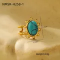 Detailopname van een boheemse gouden ring met ovale turquoise steen en kralenstructuur - Vintage Kralen Turkoois Ovaal Stijl (NMSR-H258-1)