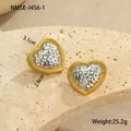 Pendientes de corazón con borde trenzado dorado y centro de plata martillada - Estilo Corazón Martillado Bicolor (NMSE-J456-1)