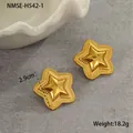 Pendientes de estrella exagerados en acero de titanio dorado con bordes de cuentas - Estilo Estrella con Borde Perlado (NMSE-H542-1)