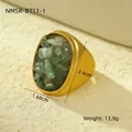 Close-up van een vintage goudkleurige ring met ingelegde groene natuursteen textuur - Zwaar Ovaal Gezicht Groen Mineraal Stijl (NMSR-B711-1)