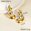 Detalle de pendientes de gota de tres capas en acero bicolor con baño de oro 18K - Estilo Gota Bicolor (NMSE-K255-2)