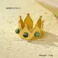 Gedetailleerd beeld van goudkleurige kroonring met groene natuursteen en maten - Kroonvorm Drie Groene Ertsen Stijl (NMSR-G133-3)