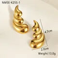 Pendientes de espiral abstracta dorados en acero de titanio con medidas y peso exactos - Estilo Oro Espiral Abstracto (NMSE-K255-1)