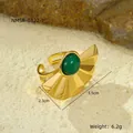 Detailweergave van verstelbare gouden ring met groene natuursteen en waaiervormig metaal - Waaier Zonnestraal Groene Edelsteen Open Stijl (NMSR-G122-1)