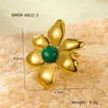 Macro-opname van gouden bloemring met groene steen en afmetingen 4,0cm bij 3,7cm - Zesbladige Bloem Groene Edelsteen Stijl (NMSR-A822-3)