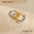 Detail der gold-silbernen Ohrringe mit 1,9 cm Größe und diamantgeschliffener Textur - Farblock-Rautenmuster