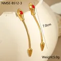 Détail de boucles d'oreilles serpent avec yeux en zircon rouge et fines chaînes dorées - Boucles d'Oreilles Chaîne en Os Tête de Serpent (NMSE-B512-3)