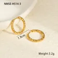 Detailansicht goldener Creolen mit 1,9 cm Durchmesser und Rautenmuster-Prägung - Gold Gestepptes Motiv
