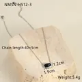 Detail van een ovale zwarte agaat hanger met getextureerde 18K vergulde randen - 18K goud / Zilver Zwarte Agaat Stijl