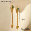 Détail de boucles d'oreilles serpent dorées avec zircon vert et chaîne pendante - Boucles d'Oreilles Chaîne en Os Tête de Serpent (NMSE-B512-4)