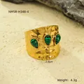 Gehamerde goudkleurige roestvrijstalen ring met drie groene malachieten, 2 cm breed - Gehamerd Drie Druppels Malachiet Stijl (NMSR-H348-4)